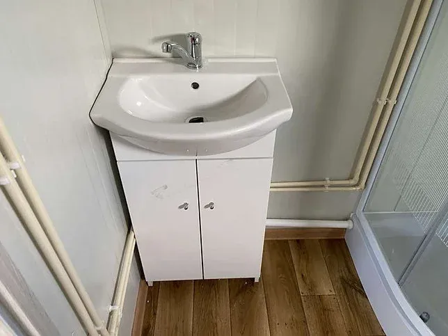 Contenedor 6×2,40m + WC, ducha y cocina