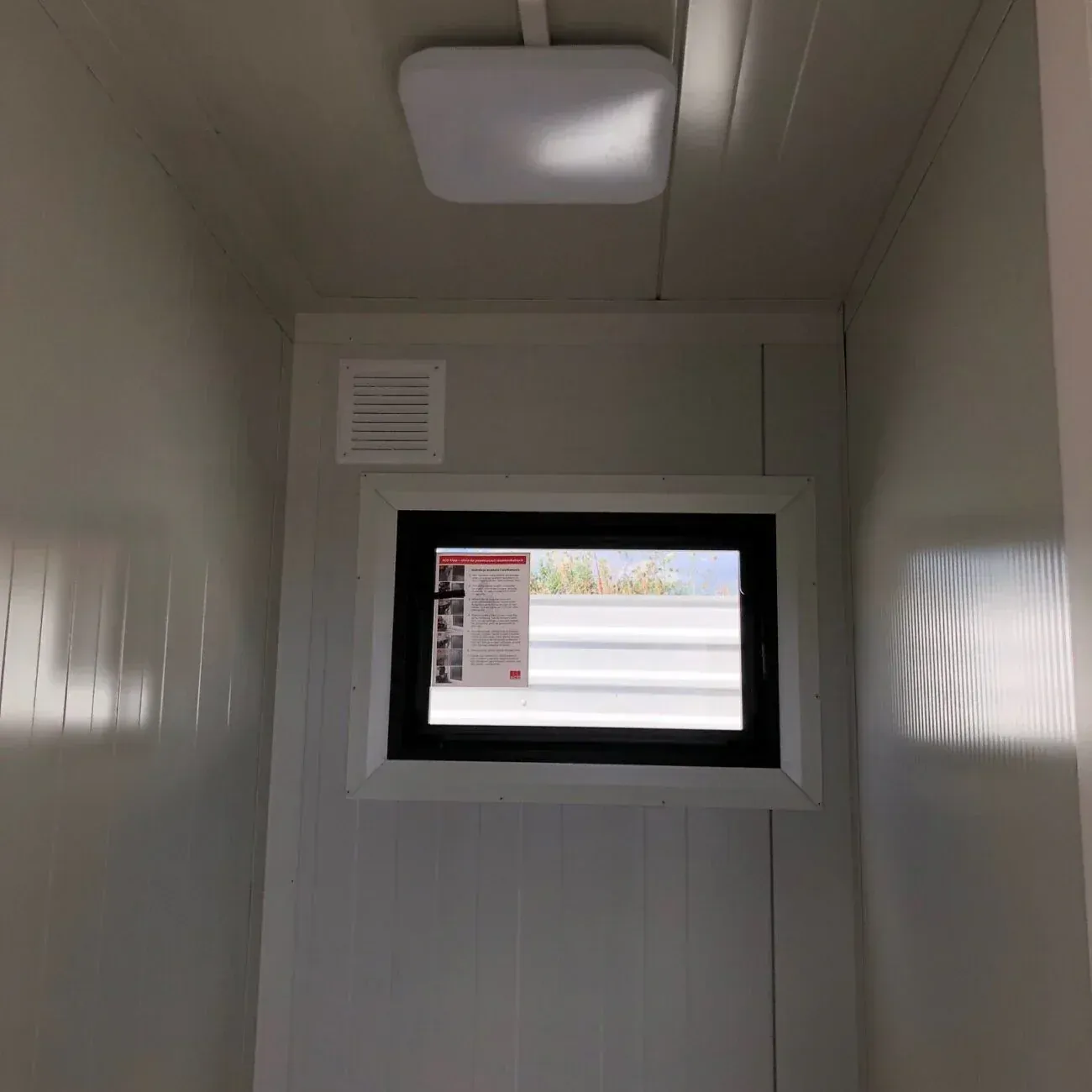 Contenedor sanitario de panel sándwich 6,00 × 3,00 m