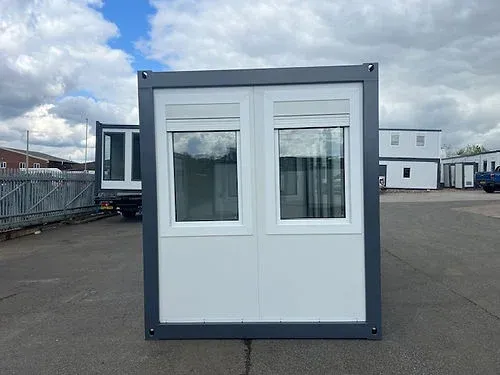 Oficina Portátil con Ventanas Panorámicas