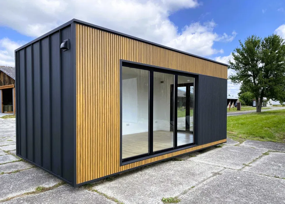 Contenedor de oficina 6m × 3m × 2,9 m · ≈ 18 m² útiles
