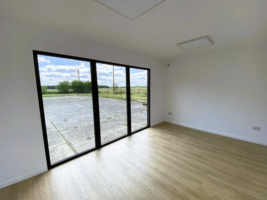 Contenedor de oficina 6m × 3m × 2,9 m · ≈ 18 m² útiles