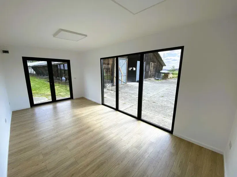 Contenedor de oficina 6m × 3m × 2,9 m · ≈ 18 m² útiles